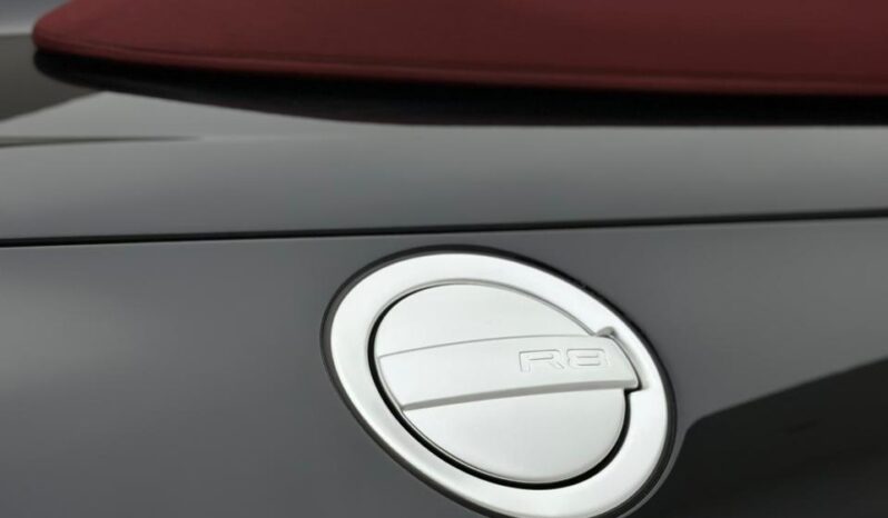 Audi R8 SPYDER V8 / GCC / 2014 / VERY LOW MILEAGE / MINT CONDITION / FULL SERVIES HISTORY full