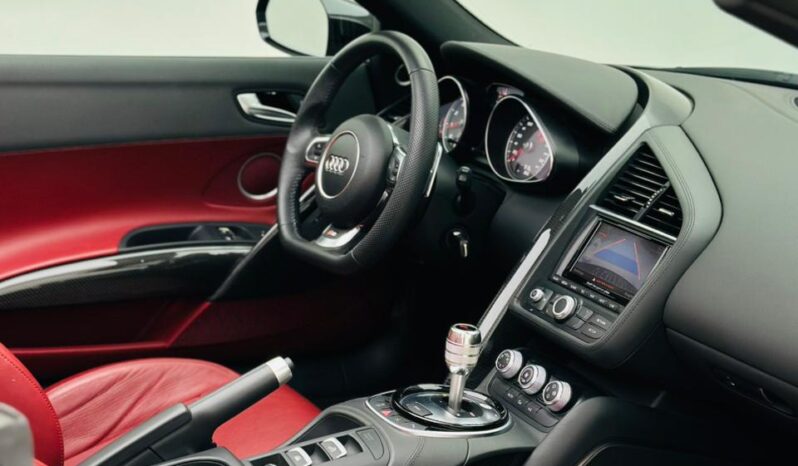 Audi R8 SPYDER V8 / GCC / 2014 / VERY LOW MILEAGE / MINT CONDITION / FULL SERVIES HISTORY full