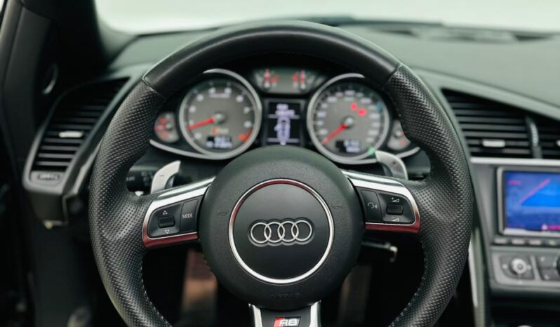 Audi R8 SPYDER V8 / GCC / 2014 / VERY LOW MILEAGE / MINT CONDITION / FULL SERVIES HISTORY full