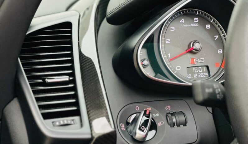 Audi R8 SPYDER V8 / GCC / 2014 / VERY LOW MILEAGE / MINT CONDITION / FULL SERVIES HISTORY full