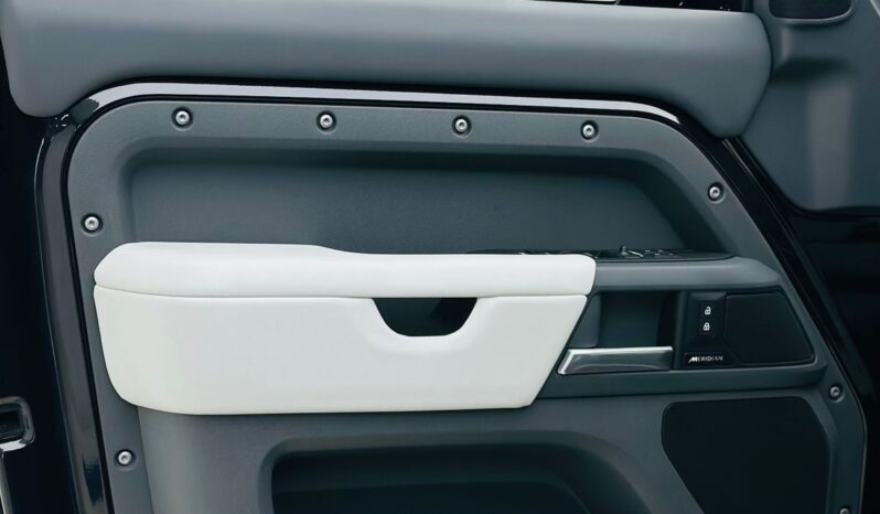 LAND ROVER / DEFENDER 110 / 2025 / GCC / 7 SEATS full