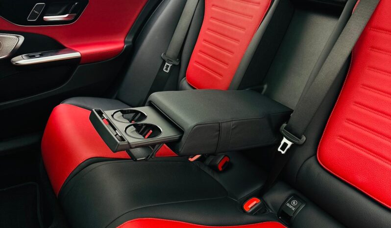 MERCEDES C200 PREMIUM PLUS / 2024 / GCC/ LOW MILEAGE / UNDER WARRANTY AND SERVICE PACKAGE full