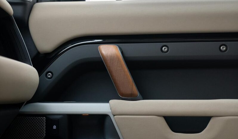 LAND ROVER DEFENDER / P400 SE 130 / LONG / 2023 / GCC full